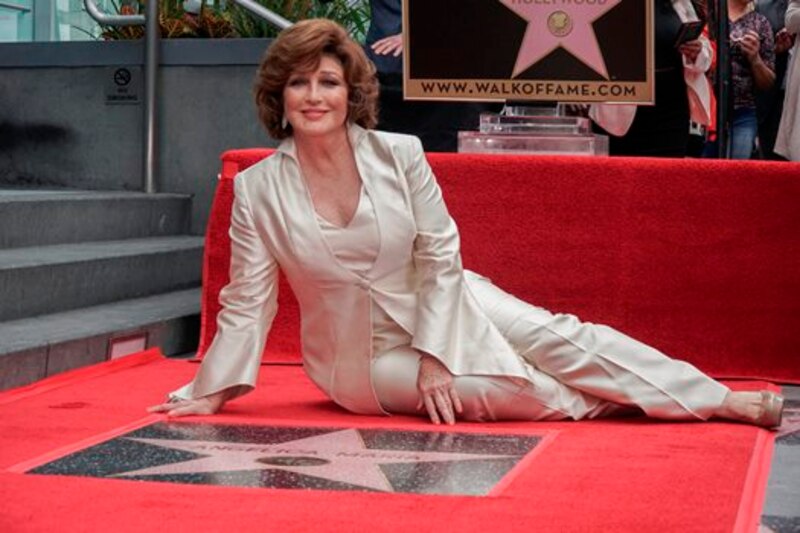 La actriz Jane Fonda posa junto a su estrella en el Paseo de la Fama de Hollywood.