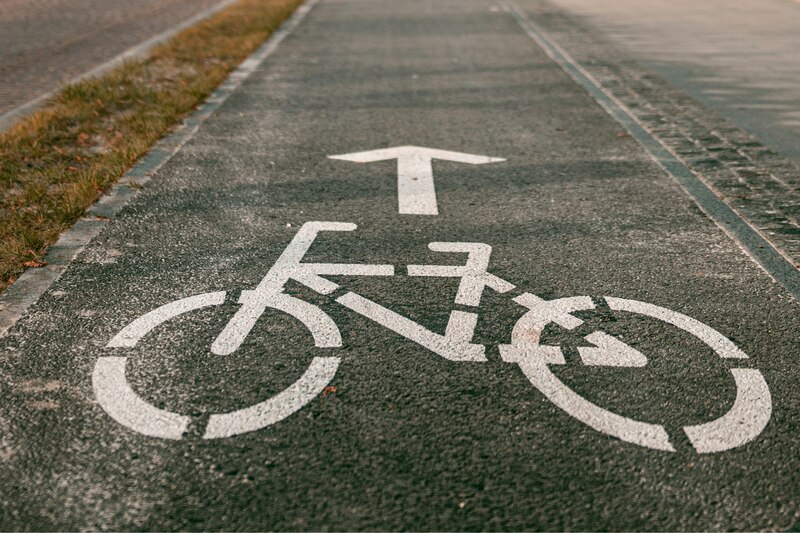 Una calle con una señalización del uso de bicicleta