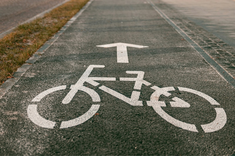 Una calle con una señalización del uso de bicicleta