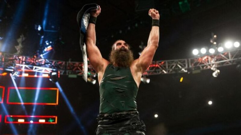 Jon Moxley, el Campeón Mundial de AEW, celebra su victoria