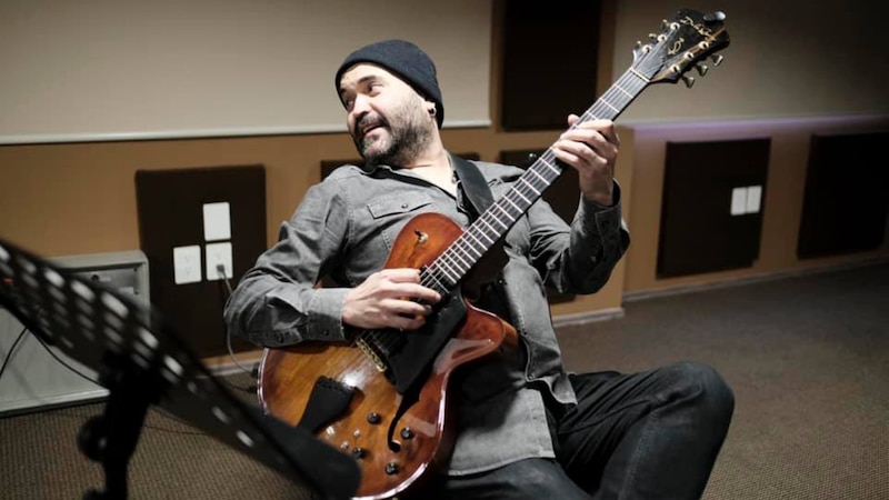 El músico español Vicente Amigo tocando la guitarra