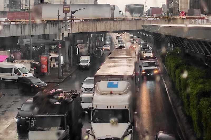Una llovizna cayó sobre la Ciudad, está tarde y se complica el tránsito en el primer cuadro de la Capital.