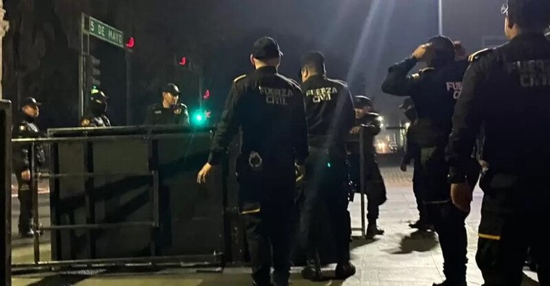Policías mexicanos resguardan Palacio Nacional durante manifestación