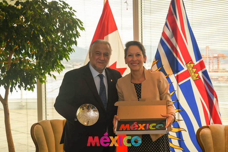 El Cónsul de México en Vancouver recibe un premio de la comunidad