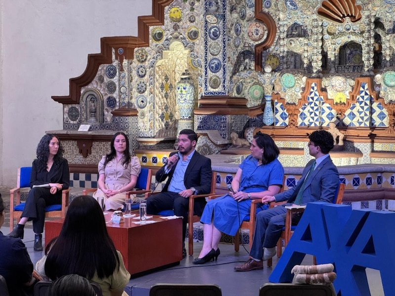 De izquierda a derecha son: María José Villanueva, Directora de Conservación de WWF México; Evelyn Torres, Líder de Sustentabilidad en AXA México; Eduardo Gómez, Líder de Inversiones en AXA México; Berenice Valencia, Subdirectora de Sustentabilidad en AXA México; y Eduardo Guisa, Líder de Sustentabilidad en AXA México.