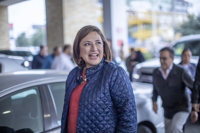 La alcaldesa de Bogotá, Claudia López, saluda a los ciudadanos en la calle
