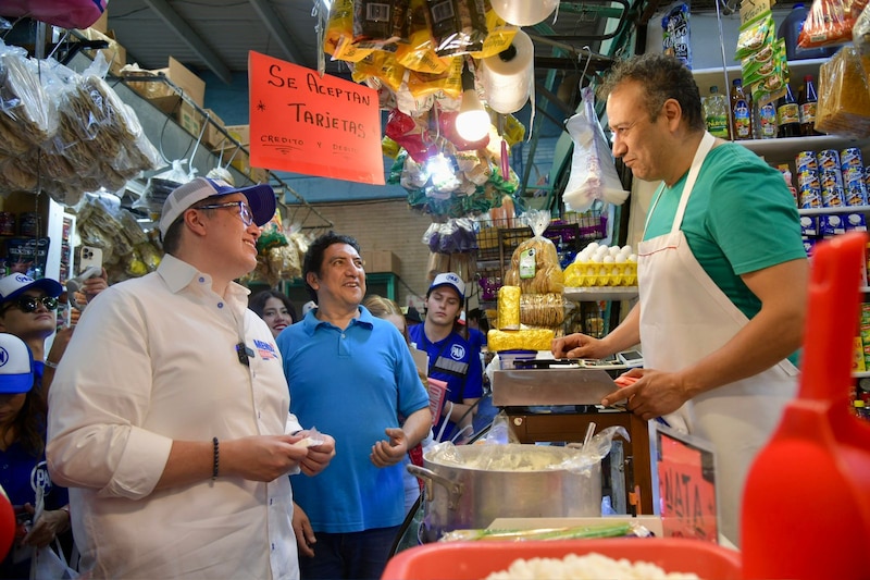 El candidato presidencial Ricardo Anaya compra queso en un mercado de la Ciudad de México