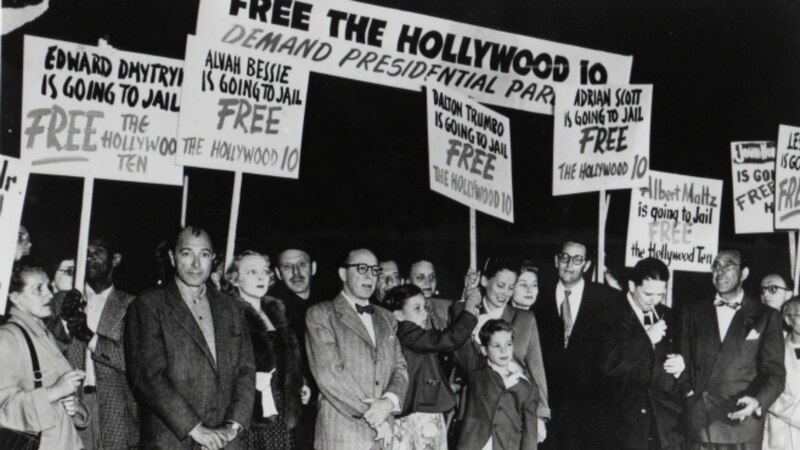 La imagen muestra una protesta en apoyo a los Diez de Hollywood, un grupo de guionistas y directores de cine que fueron incluidos en la lista negra de la industria cinematográfica estadounidense en la década de 1950 por sus supuestas simpatías comunistas.