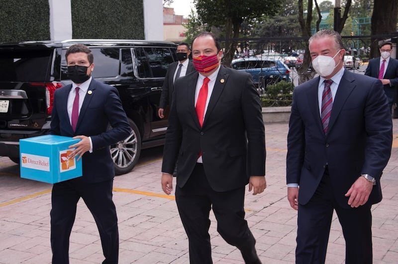 Entrega de apoyos a damnificados por el sismo