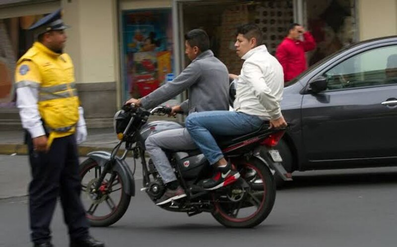 Un policía detiene a un motociclista