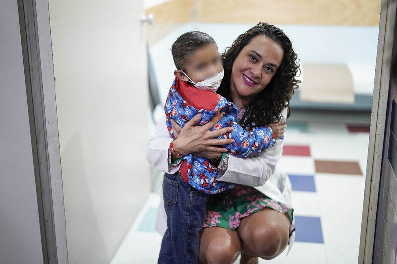 Doctora con un niño en brazos