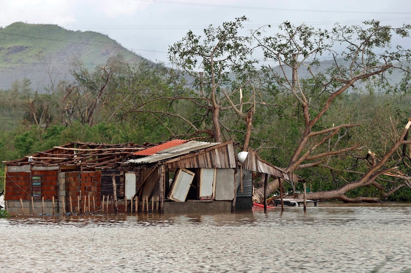 Fotografía que muestra una vivienda inundada por la crecida de un río este miércoles, en el poblado de Guama en Santiago de Cuba (Cuba). Melissa se aleja de Cuba convertido en un huracán de categoría 2, con vientos máximos sostenidos de hasta 160 kilómetros por hora, y comienza a dirigirse hacia las Bahamas, tras provocar inundaciones, crecidas de ríos y corrimientos de tierras en el este cubano.