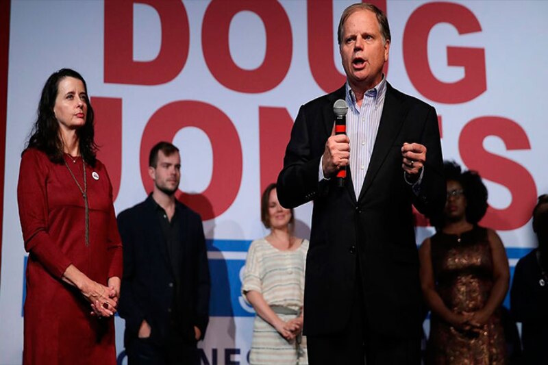 El senador Doug Jones pronuncia un discurso ante sus partidarios.