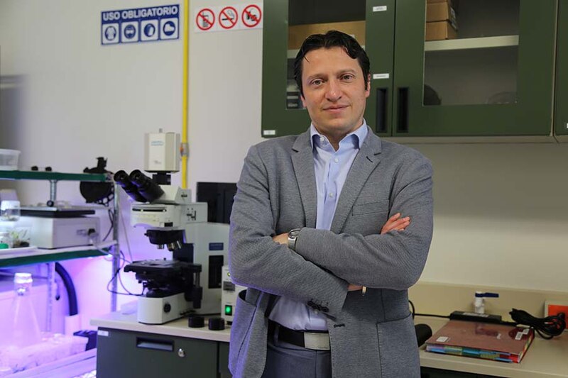El Dr. Juan Pérez, investigador del CONICET, trabaja en el desarrollo de nuevos tratamientos para el cáncer.