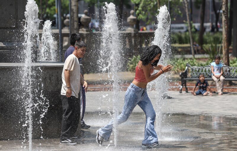Niños jugando en una fuente