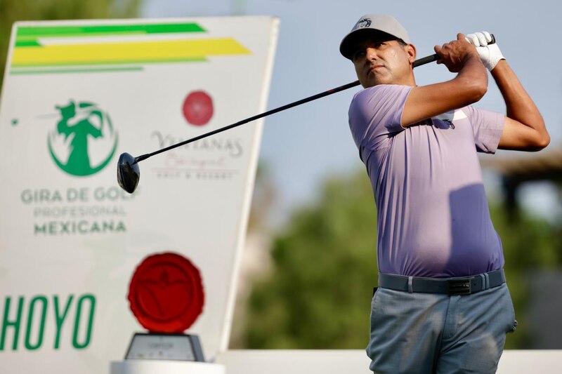 Abraham Ancer en el hoyo 18 durante la primera ronda del LIV Golf Mayakoba.