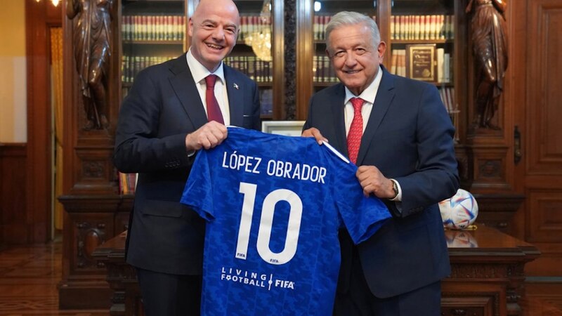 El presidente mexicano, Andrés Manuel López Obrador, recibe la camiseta de la selección mexicana de fútbol de manos del presidente de la FIFA, Gianni Infantino.