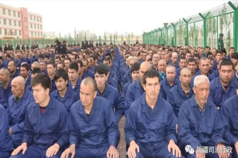 Uyghurs detenidos en un campo de concentración en Xinjiang, China
