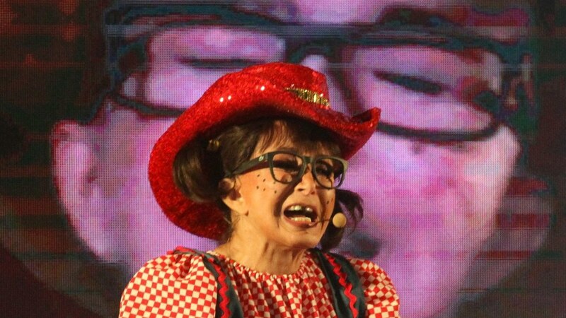 La Chilindrina se divierte en el show de Chespirito