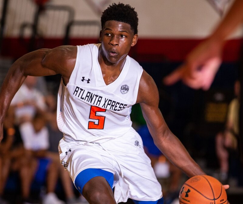 Joven jugador de baloncesto en acción