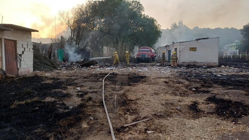 Bomberos combaten incendio en una casa