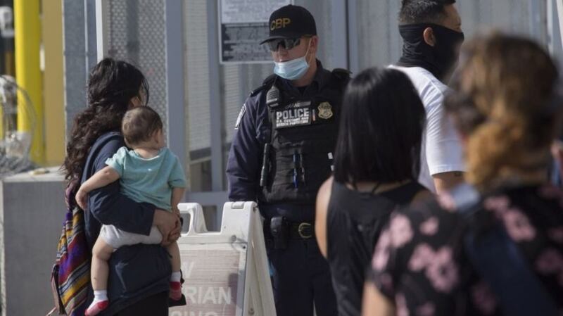 La policía de fronteras detiene a una madre y a su hijo en la frontera entre Estados Unidos y México