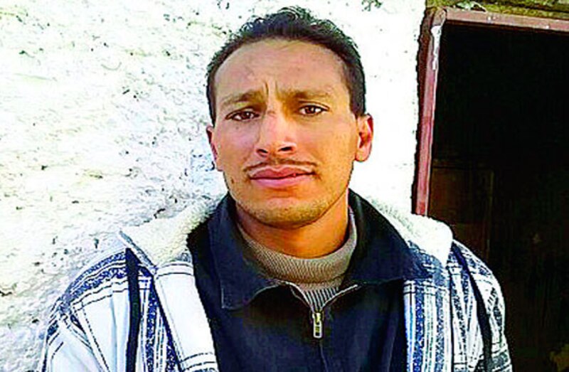 Joven latinoamericano con una mirada seria