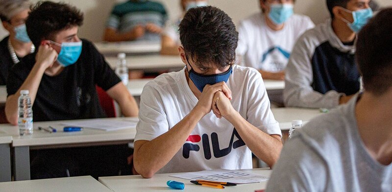 Estudiantes haciendo un examen en la universidad