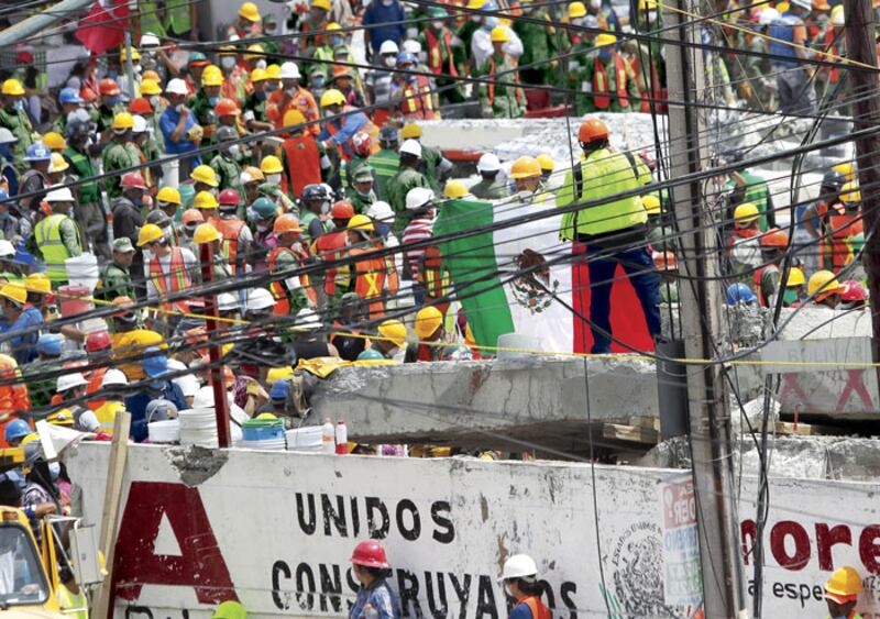 Rescatistas mexicanos buscan sobrevivientes entre los escombros tras el terremoto de 2017