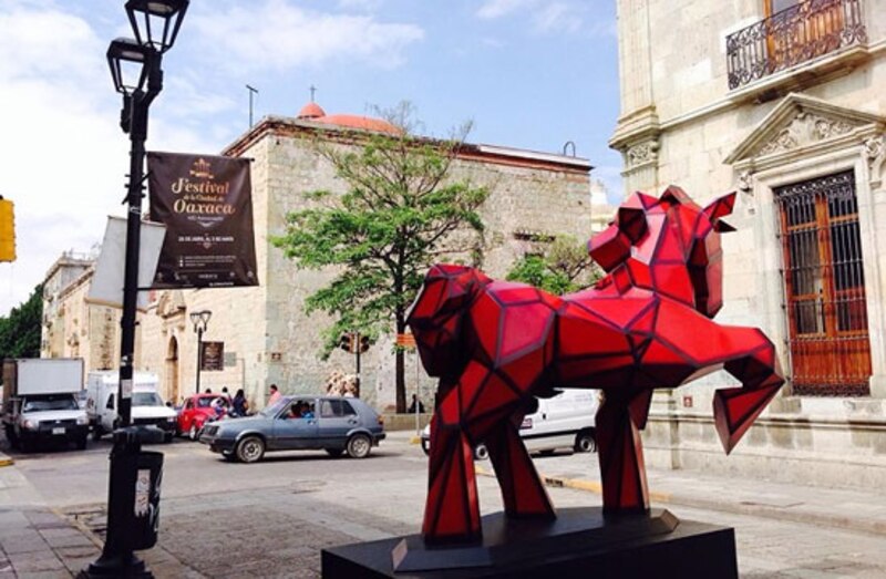 Caballo rojo en la ciudad
