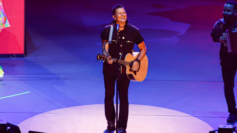 El cantante colombiano Juanes se presenta en concierto.