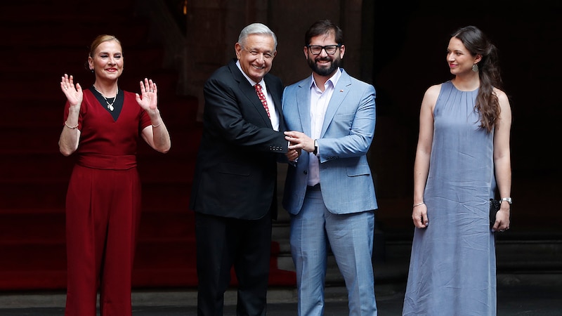 El presidente López Obrador saluda a invitados en Palacio Nacional