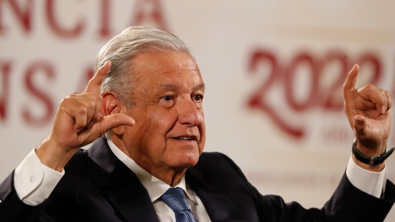 El presidente Andrés Manuel López Obrador habla durante una conferencia de prensa en el Palacio Nacional.