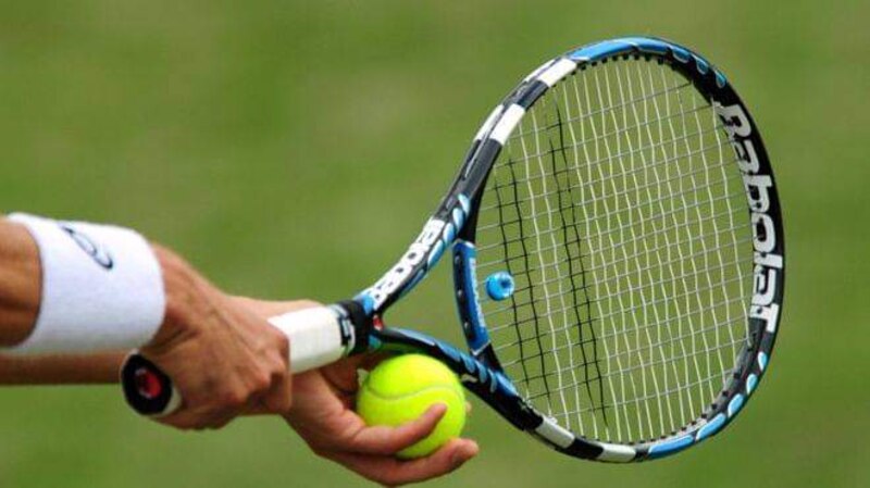 Tenista sosteniendo una raqueta de tenis
