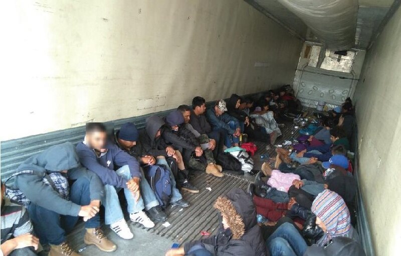 Inmigrantes ilegales encontrados en un camión en la frontera