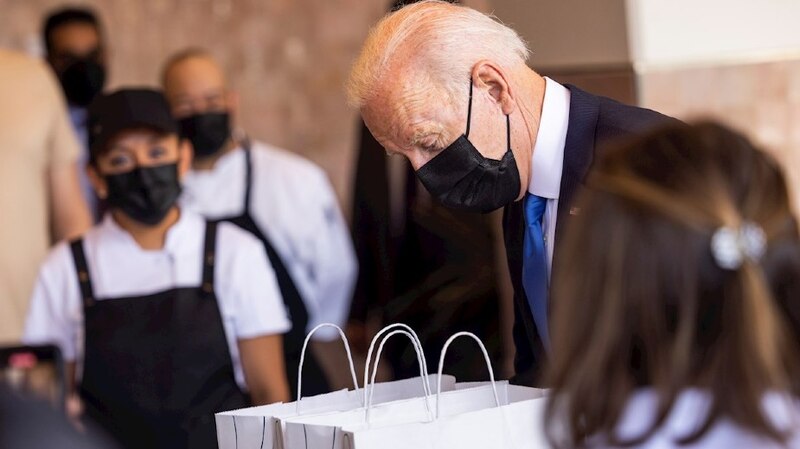 El presidente Biden saluda a los trabajadores de un restaurante