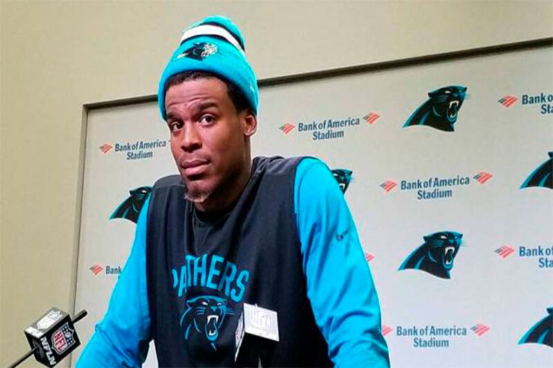 El jugador de fútbol americano Cam Newton con una camiseta azul y un gorro blanco con el logo de los Carolina Panthers.