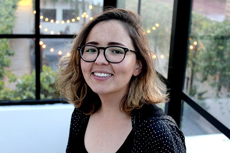 Retrato de una mujer joven sonriendo