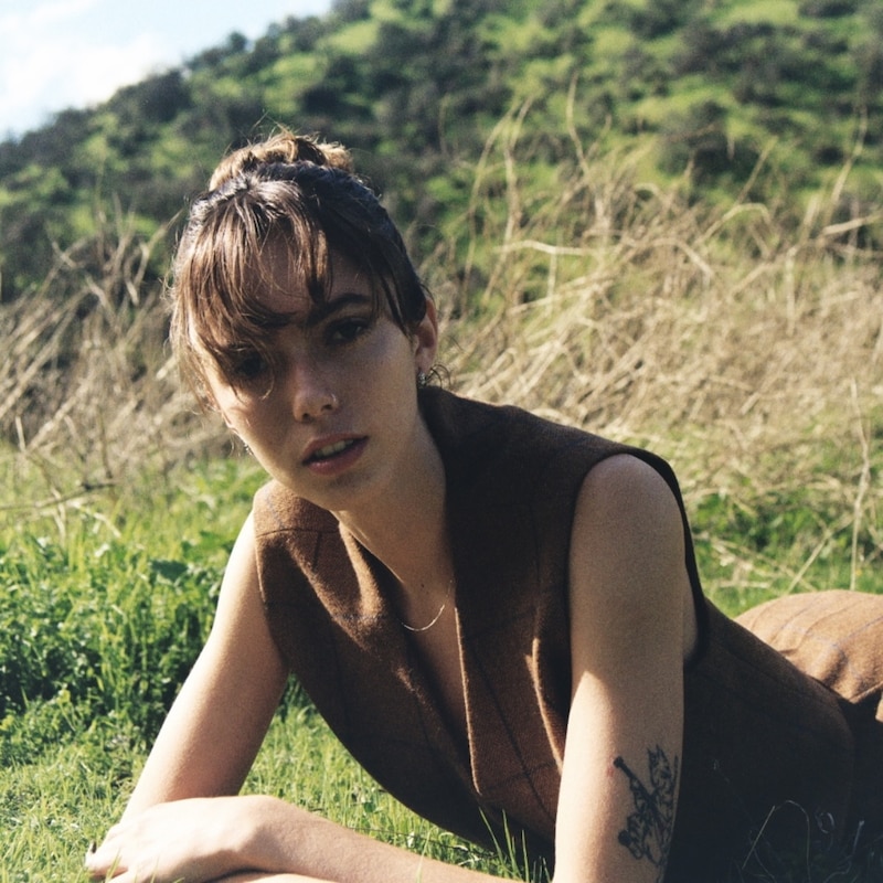 Retrato de una mujer joven en un campo