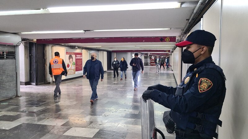 Un policía en una estación de metro