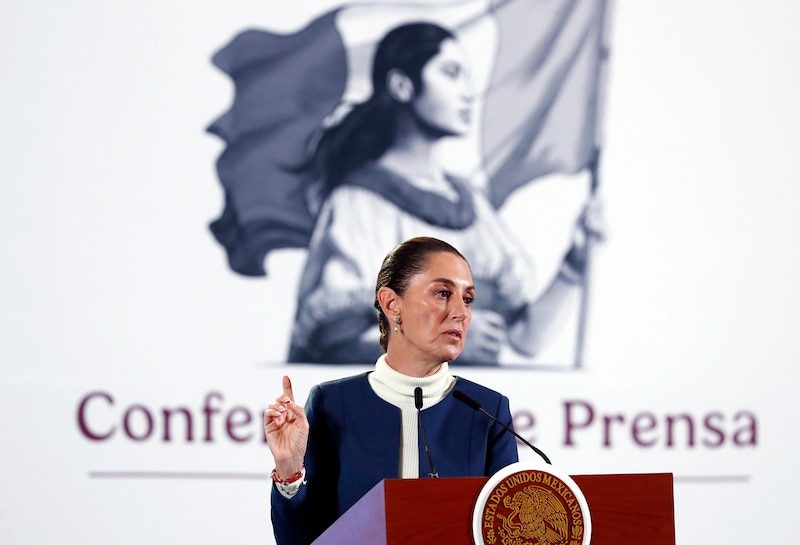 La presidenta de México, Claudia Sheinbaum, habla durante su conferencia de prensa este miércoles en el Palacio Nacional de la Ciudad de México (México). Sheinbaum afirmó que la cumbre del G20 en Brasil "recibió bien" su planteamiento de redirigir el 1 % del gasto armamentista en un programa de reforestación para apoyar a 6 millones de campesinos en el mundo.