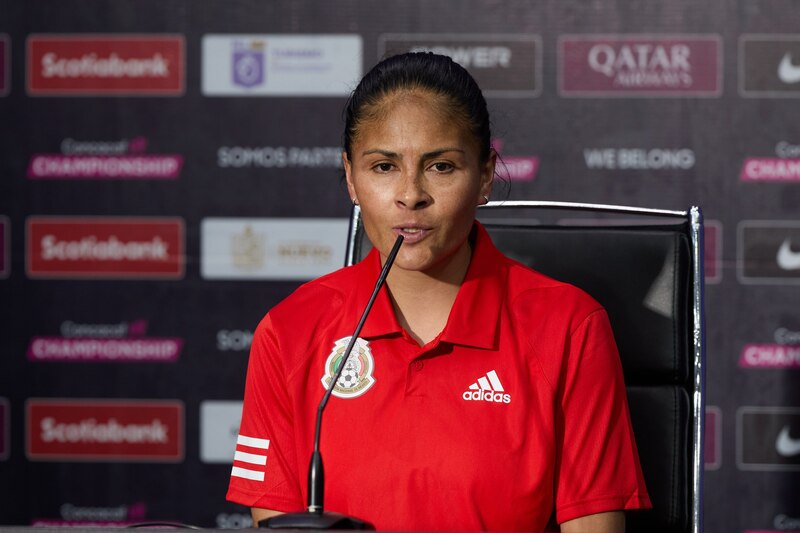 La futbolista mexicana Kenti Robles durante una conferencia de prensa.