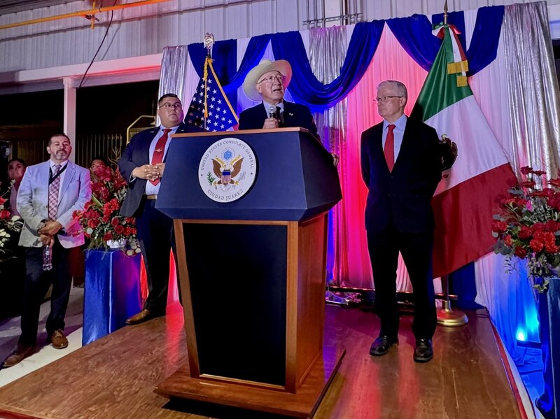 El Cónsul General de los Estados Unidos en Ciudad Juárez, Eric Cohan, pronuncia un discurso durante la ceremonia de inauguración del nuevo edificio del Consulado General de los Estados Unidos en Ciudad Juárez, Chihuahua, México.
