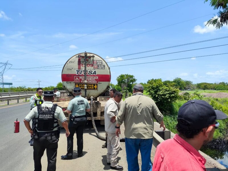 Posible título: Accidente de camión cisterna en la carretera