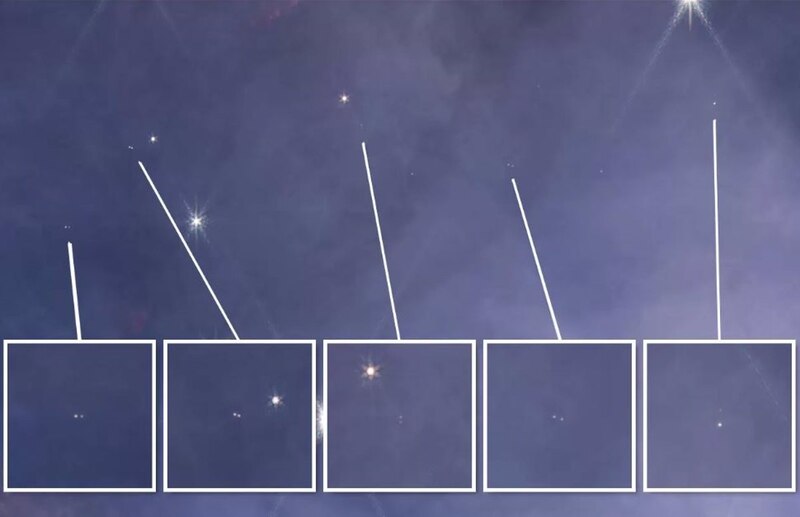 La imagen muestra una constelación de estrellas en el espacio.