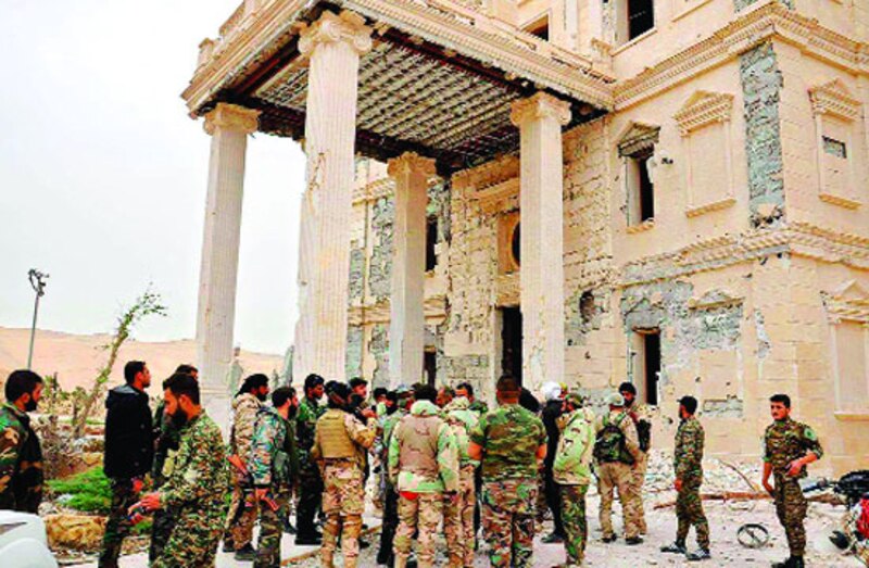 Soldados sirios inspeccionan una casa dañada en Raqqa