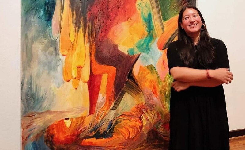 La artista visual mexicana, Ana Teresa Fernández, posa junto a su obra "Naturaleza Muerta".