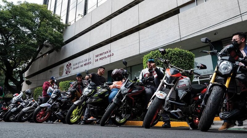 Motociclistas se reúnen frente a la Secretaría de Movilidad de la Ciudad de México