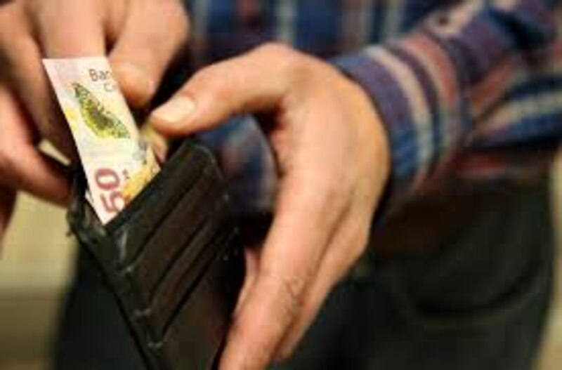 Hombre contando dinero
