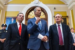 El Senado de EU aprueba in extremis el plan fiscal de Trump que contempla recortes brutales 